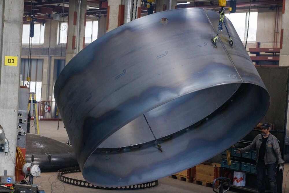 Produktion des Rekord-Speichers mit 320 m3 Nutzinhalt, 25 m Höhe, 4.1 m Durchmesser und 25 t Leergewicht.